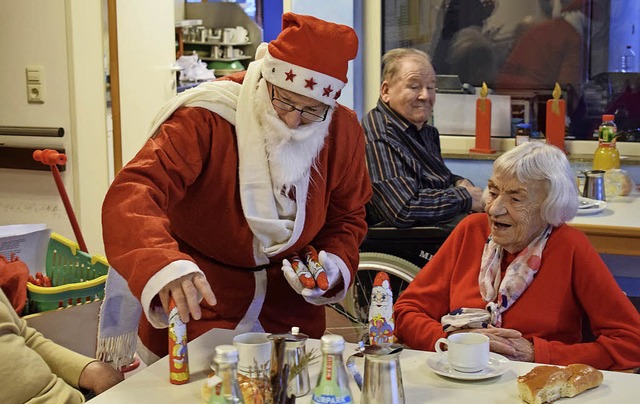 Freudige Gesichter im Gemeinschaftsrau...nem Jahr im Bodelschwingh-Haus wohnt.   | Foto: Julia trauden