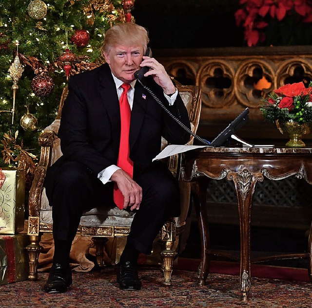 Donald Trump bei der Weihnachtsfeier im eigenen Luxusresort Mar-a-Lago   | Foto: AFP