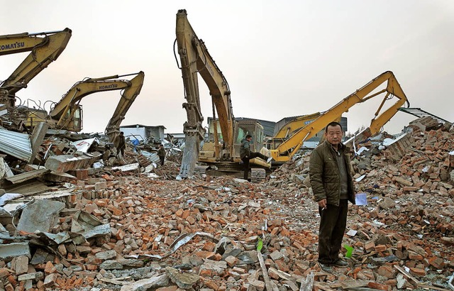 Ein Mann steht Ende November in einem ...eiben und die Unterknfte abzureien.   | Foto: dpa