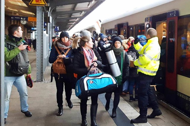 Und pltzlich muss es Lrracher Hauptb...ollen in den Zug nach Basel einsteigen  | Foto: Maja Tolsorf