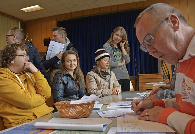 Ein Helfer sucht Gastgeber fr diese T...-Treffens, die aus Polen kommen, aus.   | Foto: Lauber