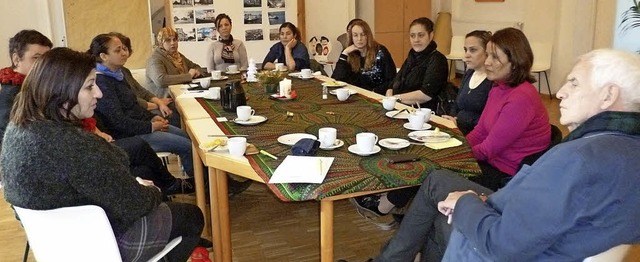 Die Frauen, die sich im Caf der Diako...iner Stickelberger bei seinem Besuch.   | Foto: Privat