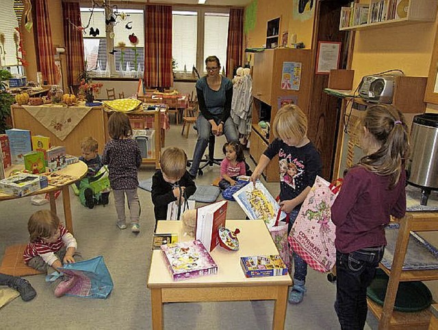 Kinder des Kindergartens Firlefanz in ...ls an das Kinderhospiz in Lenzkirch.   | Foto: Privat