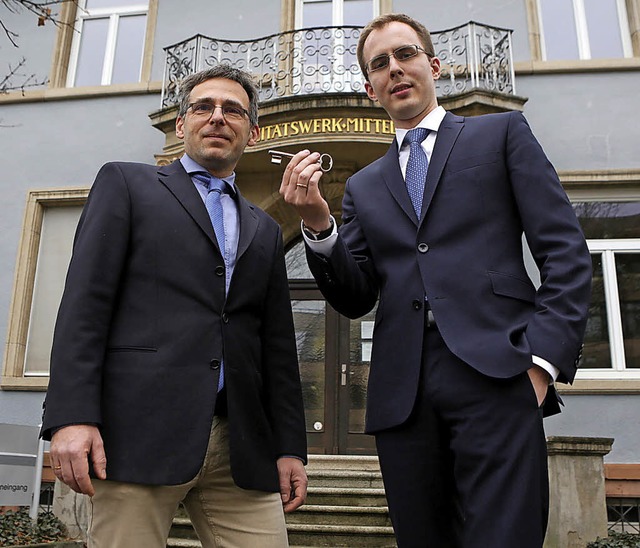 Markus Tews (rechts) vom Lahrer Notari...r des Lahrer Amtsgerichts, bergeben.   | Foto: Christoph Breithaupt