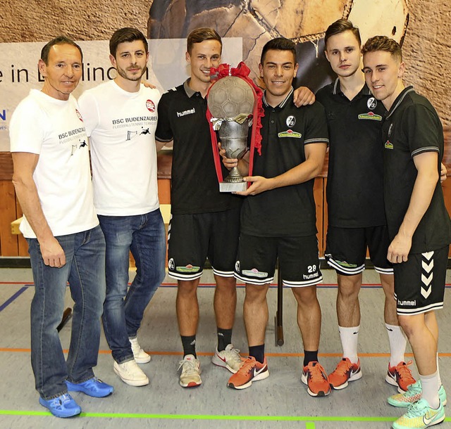 Fuball-Tennisturnier in Bahlingen: Hi...atoren  Uli Hanser und Dennis Bhrer.   | Foto: Helmut Hassler