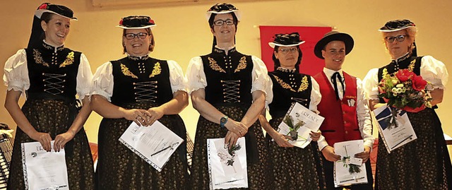 Die Trachtenakkordeongruppe Hinterzart..., Felix Kapp und Sabine Winterhalder.   | Foto: DIETER MAURER