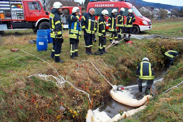 Am Waibelgraben errichtete die Feuerwehr Denzlingen Sperren.  | Foto: Feuerwehr Denzlingen