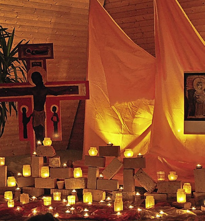 Kerzenschein und orangene Stoffbahnen fürs Taizé-Gefühl  | Foto: Werner Speinle (Kirche)