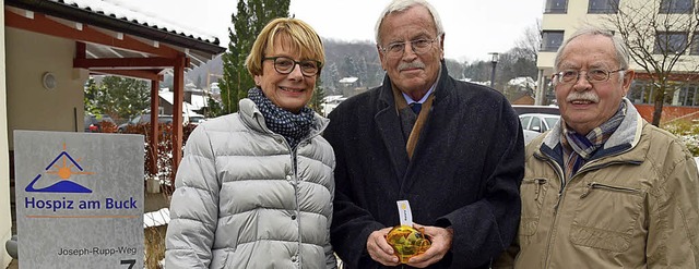 Bernd Vetter (Mitte) berreicht Susann...des Rotary Clubs Schopfheim-Wiesental.  | Foto: Georg Ganter