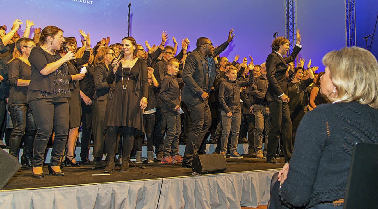 Fast 200 Sängerinnen und Sänger standen beim Mass-Choir auf der Bühne.  | Foto: Olaf Michel