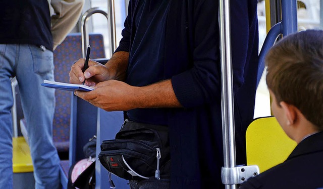 Bei einer Kontrolle in der Elztalbahn ...olleuren und Fahrgsten gegeben haben.  | Foto: Symbolbild: dpa