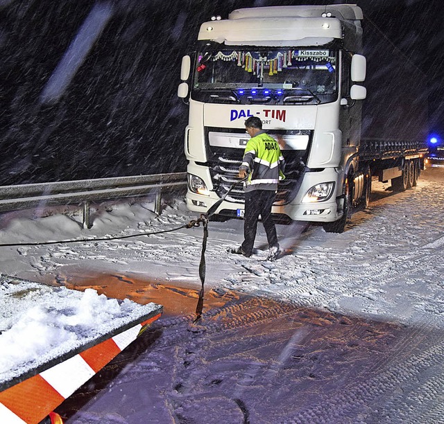 Lastwagen an der Leitplanke, Abschlepper hilft.    | Foto: Kamera 24