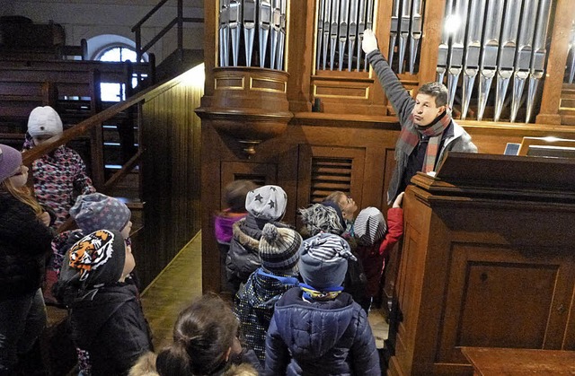 Organist Hubert Weis erklrte den Kind... Instrumente, ihre Tne hervorbringt.   | Foto: Privat