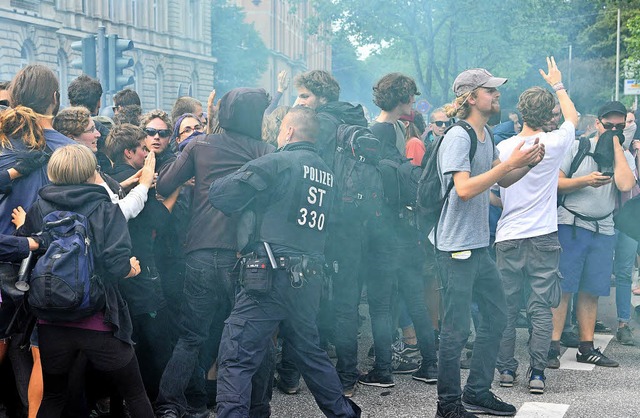 Polizisten und Demonstranten geraten w...es G-20-Gipfels in Hamburg aneinander.  | Foto: dpa