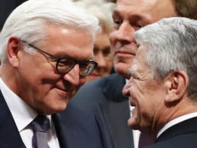 Gauck (r.) gratuliert Steinmeier  | Foto: AFP