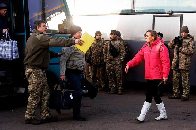 Der Gefangenenaustausch am Checkpoint bei Gorlowka  | Foto: afp