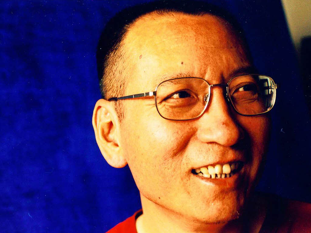Der chinesische Brgerrechtler Liu Xiaobo setzte sich friedlich fr Demokratie und Menschenrechte in seiner Heimat ein. 2009 war er zu elf Jahren Haft verurteilt worden. Bereits nach der Niederschlagung der Demokratiebewegung 1989 in Peking hatte er mehrfach in Haft gesessen. 2010 erhielt er den Friedensnobelpreis, was Chinas Regierung emprte. Den Preis konnte Xiaobo jedoch nie entgegennehmen – das Bild vom leeren Stuhl in Oslo ging um die Welt. Nach einer Krankheit verstarb er mit 61 Jahren.