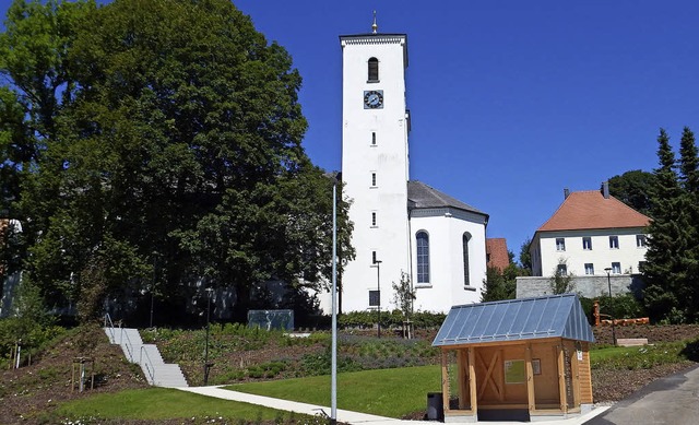 Der  neue Kirchsteigpark  in Herrischr...eno-Kirche fr 150000 Euro renoviert.   | Foto: Wolfgang Adam