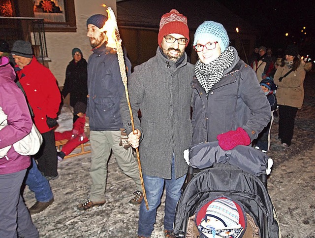 Dick eingepackt macht sich Familie Zel...uf den Weg durch die frostige Nacht.    | Foto: Tobias Loibenbck