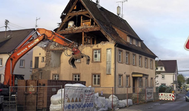 Im Oktober rckte der Bagger an: Abbru...ehemaligen Gasthauses Lerche in Sexau   | Foto: Gerhard Walser