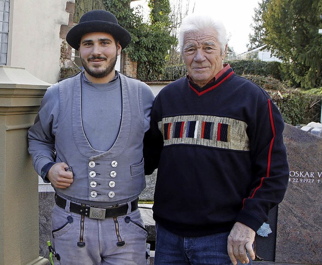 Zwei Generationen: Jungmeister Enrico ...iamantenen Meisterbrief erhalten hat.   | Foto: Heidi Fssel