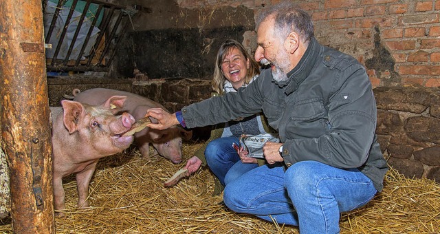 Ruth Simmang  und Klaus Fischer im Sta...uf der Suche nach einem Glcksschwein.  | Foto: Olaf Michel
