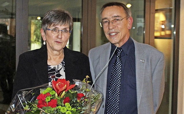 Brgermeister Helmut Kima fand lobende...e fr die scheidende Edith Lohmller.   | Foto: Martin Klabund