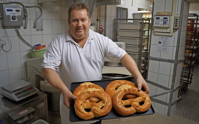 Der Offenburger Bezirksobermeister Wer... Jahresende stolz seine Leckerbissen.   | Foto: Christine Storck