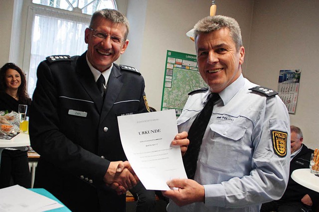 Albert Zeh (links) berreichte Martin ...r des Polizeipostens in Wehr beginnt.   | Foto: Jrn Kerckhoff