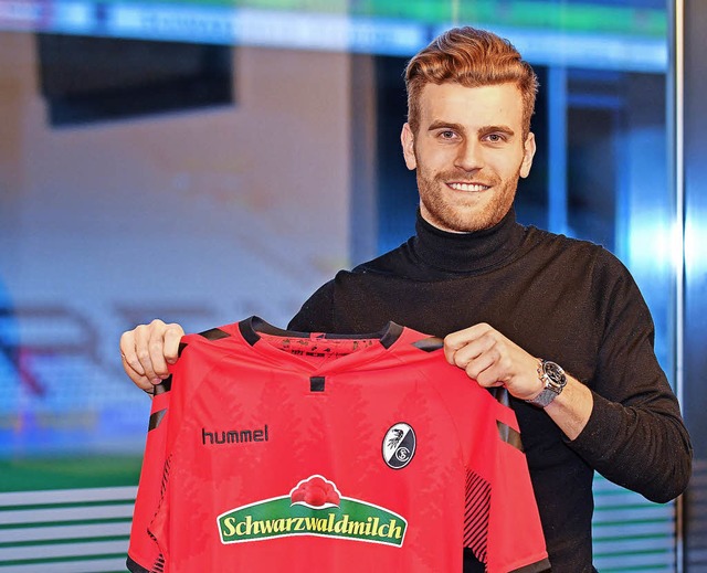 Neuzugang Lucas Hler prsentiert sein SC-Trikot.    | Foto: Achim Keller