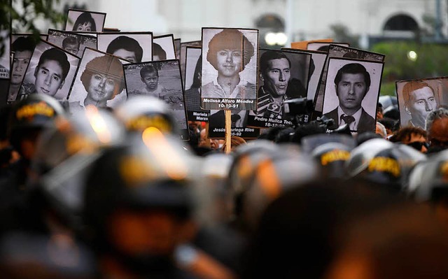 Entsetzen und Wut: Demonstranten prote...imori. Sie zeigen Bilder seiner Opfer.  | Foto: dpa