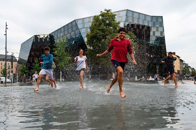 Wasserspa im GedenkbeckenAnstig:  | Foto: dpa