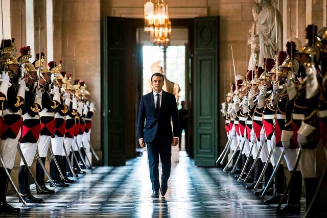 Unterwegs von seiner Wolke zurck zur ... Macron im Juli im Schloss Versailles   | Foto: AFP