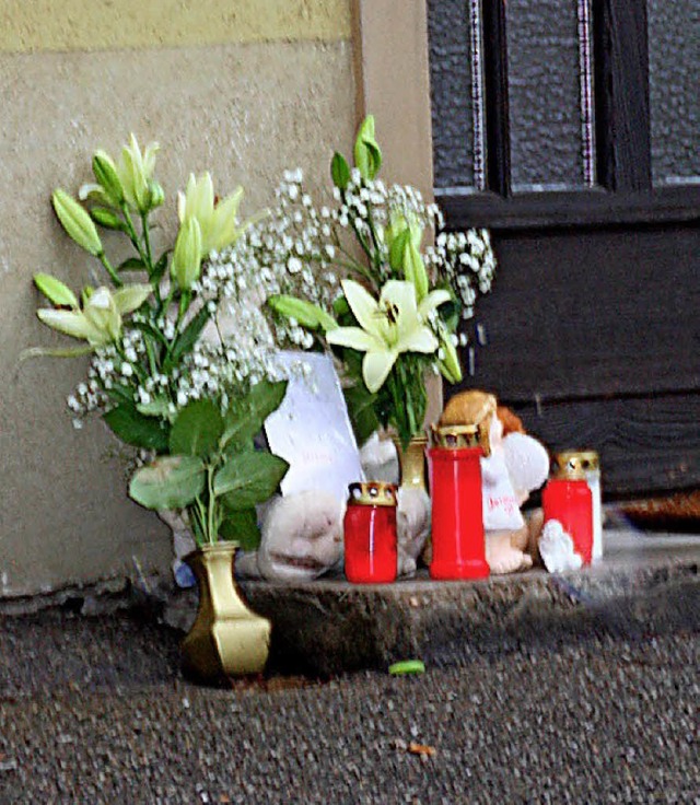 Blumen, Kerzen und Kuscheltiere wurden...eten Suglings in Laufenburg abgelegt.  | Foto:  Leutenecker