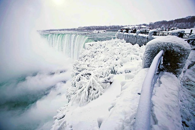 Die Niagaraflle vereisen &#8211; Touristen fotografieren das Naturereignis.  | Foto: dpa