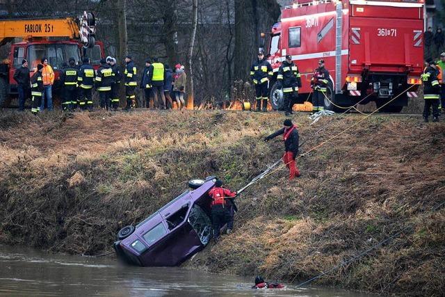 Rettungskrfte bergen Auto mit fnf Leichen aus Fluss