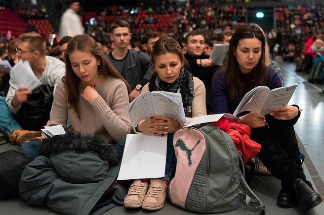 Christen aus Polen beim Abendgebet in Basel  | Foto: dpa