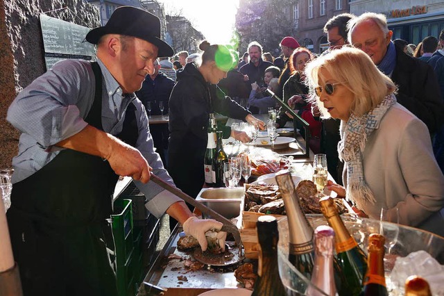 Silvester mit Sekt und Austern: frhli...ammensein auf dem Lrracher Marktplatz  | Foto: Kathrin Ganter