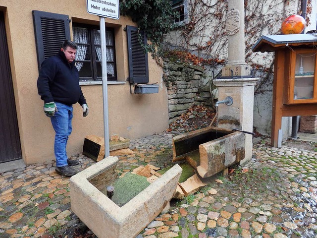 Einer der Zunzinger Dorfbrunnen wurde ...lismus in der Silvesternacht zerstrt.  | Foto: Bianca Flier