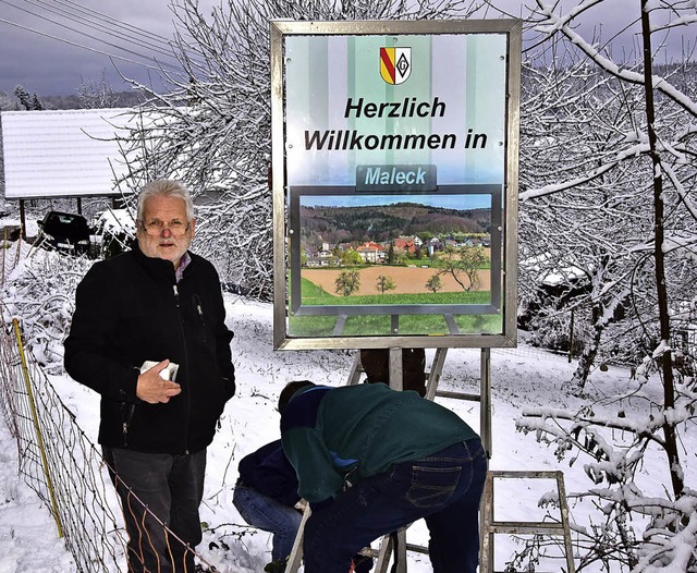 Maleck begrt seine Besucher. Die Ort...chlin setzten das Willkommensschild.   | Foto: Hans Meidhof