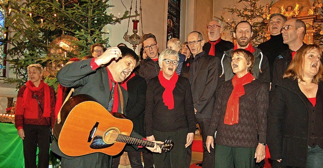 Die Arion Singers aus Waldkirch und Pastoralreferent Georg Mattes aus Endingen.   | Foto: Christian Ringwald