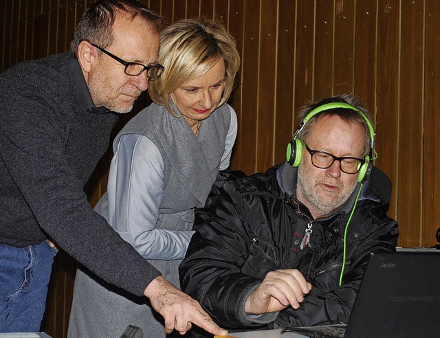 Klaus Friedrich vom Mobilen Kino Essli...etra Friebolin die Filmvorfhranlage.   | Foto: Mink