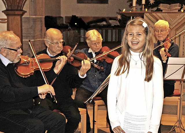 Mit zwei Liedern  begeisterte Alysanne...tin die Teilnehmer des Quempas-Singens  | Foto: Rolf Reimann