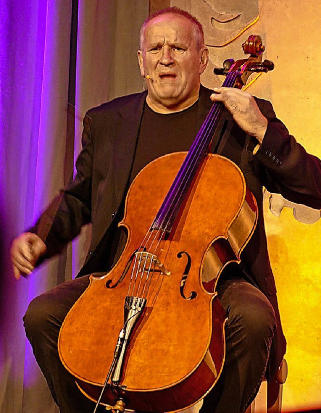 Mit Cello und scharfer Zunge:   Matthi...barett im Weingut Keller in Oberbergen  | Foto: Frank kreutner