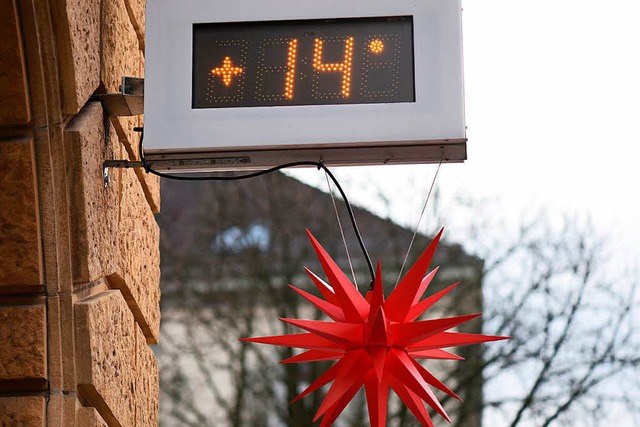 14 Grad zeigt ein Thermometer an Silvester in Freiburg.  | Foto: dpa
