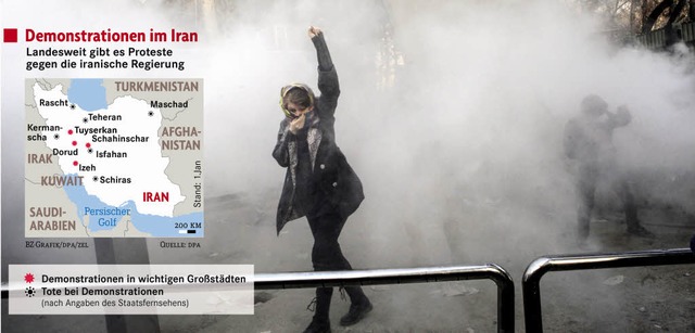 Mit Trnengas ging die Polizei gegen D...elnde der Universitt in Teheran vor.  | Foto: DPA/AP