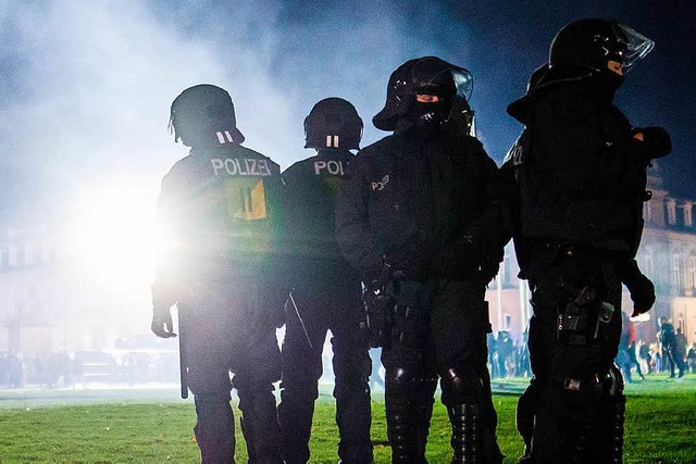 Polizeibeamte in der Silvesternacht auf dem Schlossplatz in Stuttgart  | Foto: dpa