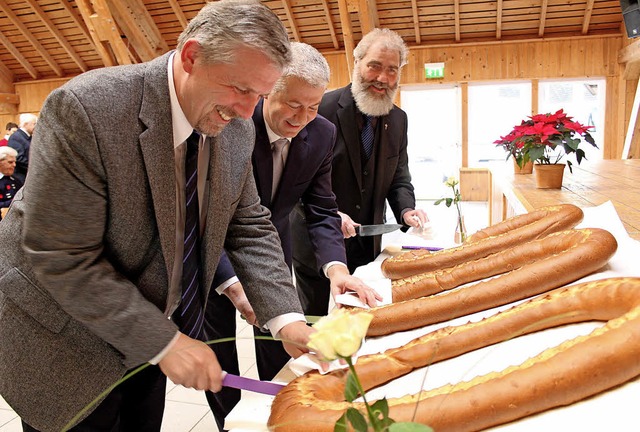 Gut gelaunt schnitten (von links) Vere...e berdimensionale Neujahrsbrezel an.   | Foto: Erich Krieger