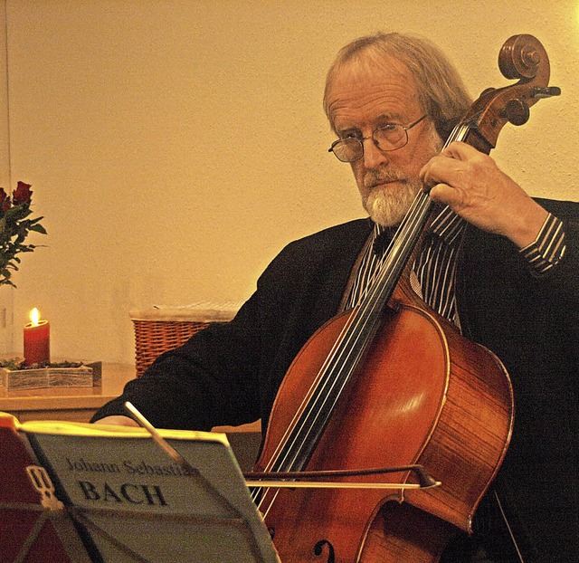 Cellist Martin Angell gab im Sitzungss...ikums auch eigene Werke interpretierte  | Foto: Karin Stckl-Steinebrunner