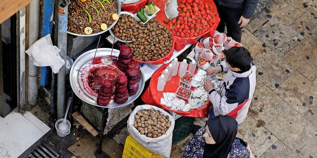 Gestiegene  Lebensmittelpreise sind of...r ein Grund fr die Proteste im Iran.   | Foto: AFP